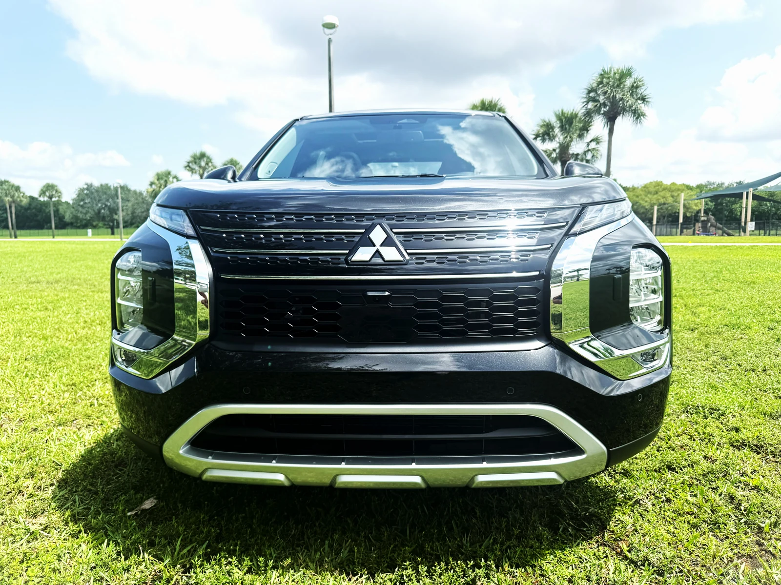 2025 Mitsubishi Outlander PHEV SE — exterior photo